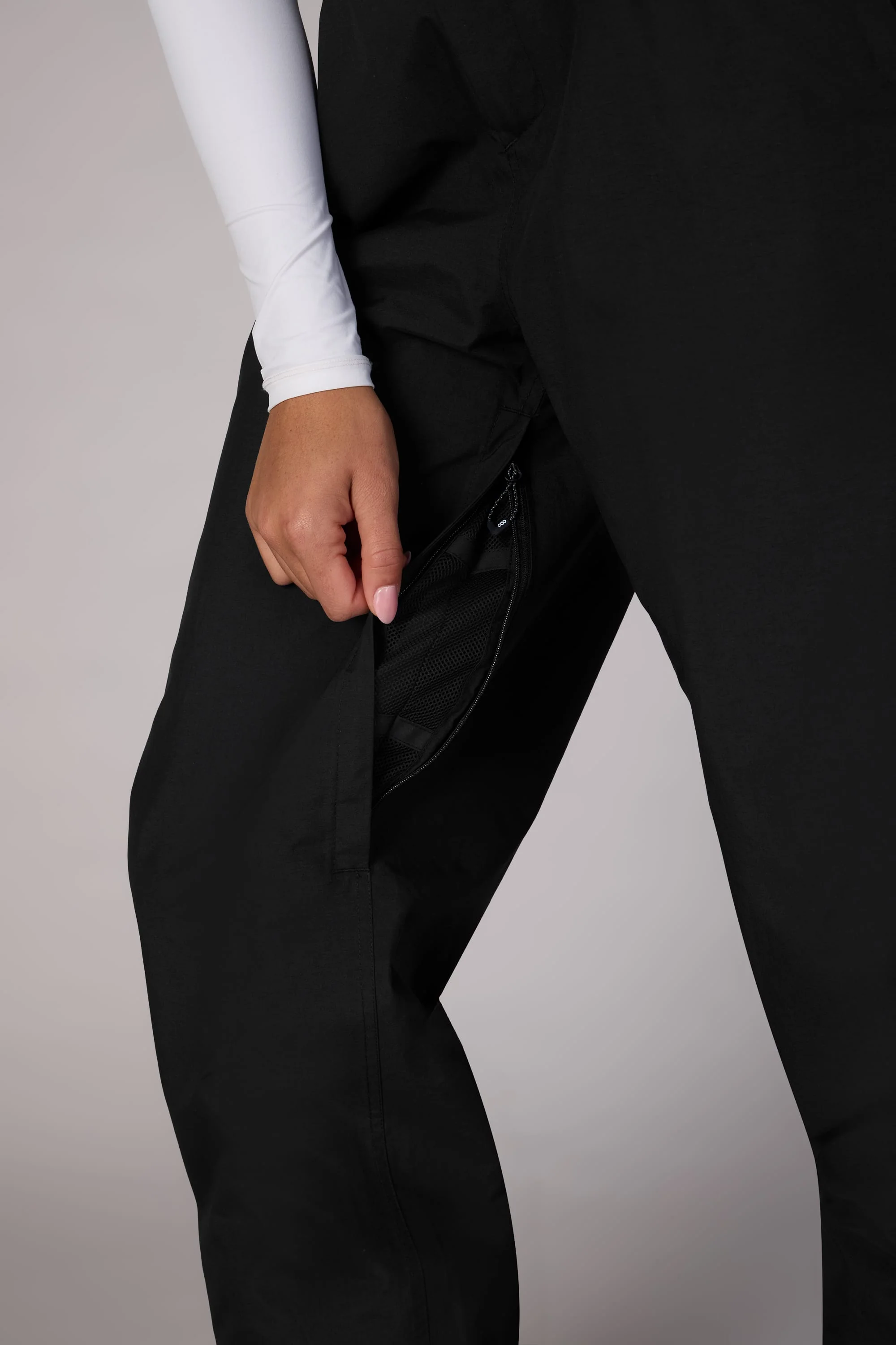 686 Women's GORE-TEX Outline™ Shell Pant - Image 4